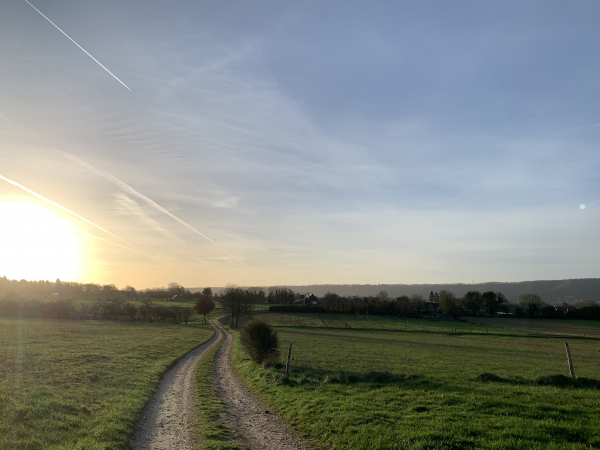 Notre chemin serpente vers le sud est, en direction de la Chaussée Cabeuil.