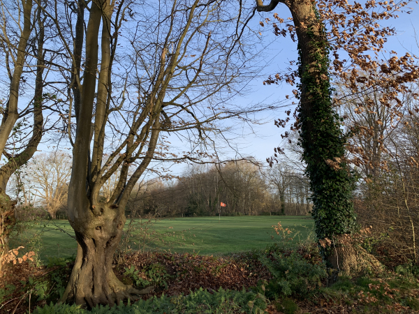 A gauche et à droite de notre chemin, on voit les installations du golf, mais les joueurs sont rare en cette froide, mais ensoleillée, matinée d'hiver.
