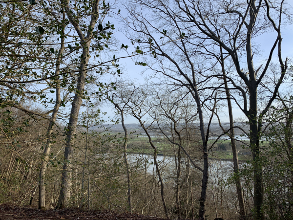Avantage de randonner ici en hiver : on peut voir la Seine couler à nos pieds.