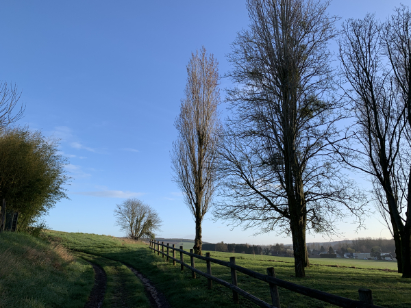 Nous sortons de Gasny par le chemin qui monte sur la colline des Groux.