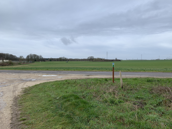 Au sommet de la colline, la flèche sur le poteau nous indique de tourner sur la D1. Pas de problème, ce ne sont que 200 mètres, et l'accotement est large, renforcé et tondu.