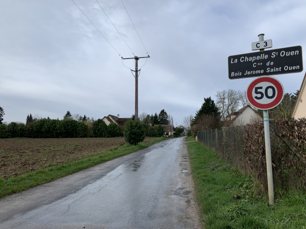Nous entrons dans la Chapelle-St-Ouen, et allons en ressortir dès le premier carrefour.