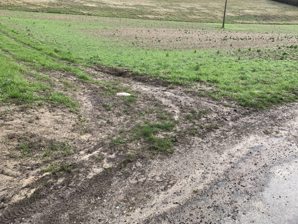 Nous descendons la petite route de La Chapelle. Attention, il faut quitter cette route au premier chemin sur la gauche, la flèche bleue est plutôt discrète sur cette pierre que l'on voit au centre du chemin.