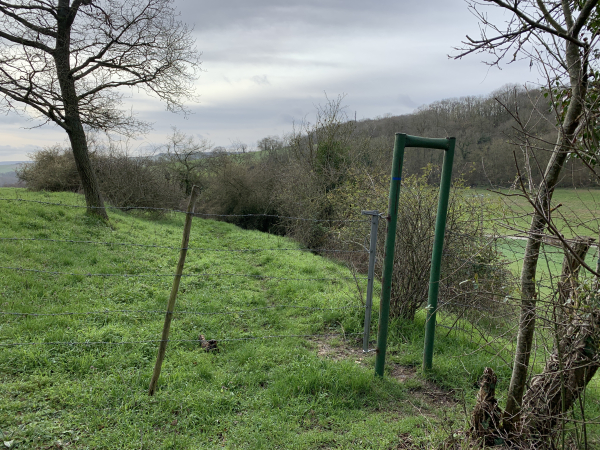 Le chemin avance à mi-pente entre l'oppidum du Malassy et le vallon. Le chemin est équipé de deux passe-clôtures.