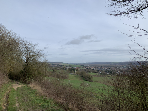 Nous contournons la colline de l'oppidum, avec à nouveau ces panoramas qui font le charme de ce circuit. Ici c'est Gasny que nous voyons déjà.