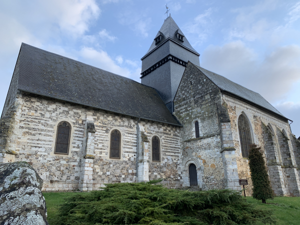 Nous partons du parking de l'église Saint-Denis (XVe). Elle semble éloignée du bourg, mais elle est simplement située au niveau de la ville gallo-romaine. Le centre actuel du bourg se trouve, lui, sur ce qui était le château du duc de Normandie Henri 1er Beauclerc.