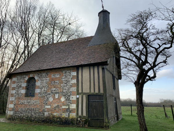 Nous sommes sur le plateau à l'Essart Mador. Nous passons devant la Chapelle St-Jean-Baptiste, édifiée en 1635 à la demande de Jean de Nolleval.