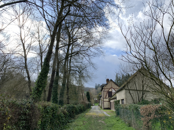 Nous entrons dans Lyons par le chemin de la Rigole.