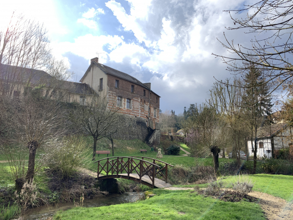 Les anciens fossés de la seconde enceinte de la forteresse de Lyons sont agréablement aménagés au pied des vieux murs.
