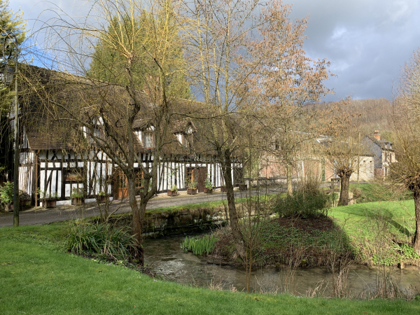 Coup d'oeil arrière sur la Lieure et les maisons qui la bordent.