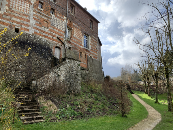 Ici, sur les remparts, se trouvait le couvent des Bénédictines de St-Charles, devenu plus tard l'école communale.