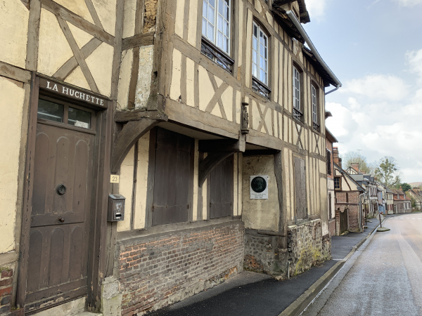 Nous suivons la rue du Bout de Bas. Au 23 se trouve La Huchette, qui a été la maison de Charles Dollfus dont la tombe se trouve dans le cimetière, près de l'église. Décédé en 1981, Charles Dollfus était un aéronaute et historien, qui a largement contribué à la collection du Musée de l'Air.
