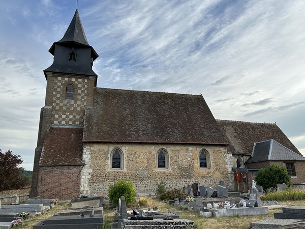 Gravigny dans l'agglomération ébroïcienne. Nous partons du petit parking de l'église Saint-Sulpice (XVIe XXe).
