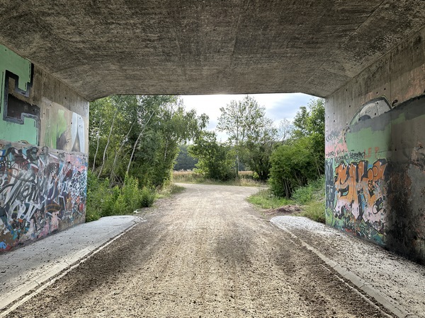 Nous passons sous la bruyante N154. Nous allons tourner à gauche pour rejoindre le circuit du Bois aux Vignes.