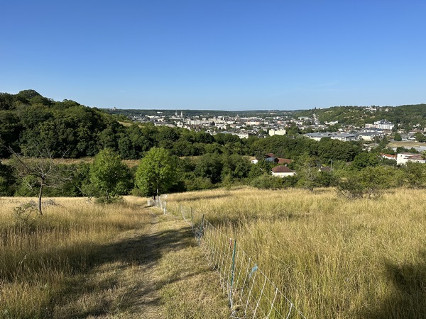 Le chemin qui descend le coteau offre un panorama impressionnant sur la ville d'Evreux et la vallée de l'Iton.