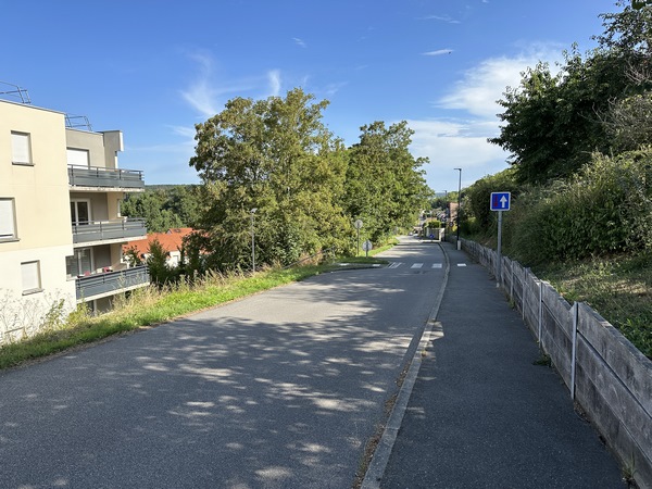 Nous suivons la rue d'Argence jusqu'au gué de l'Iton.