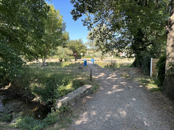 Nous allons traverser l'Iton sur la passerelle qui a remplacé le gué.&nbsp;