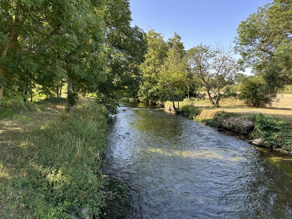 Vue sur l'Iton depuis la passerelle.