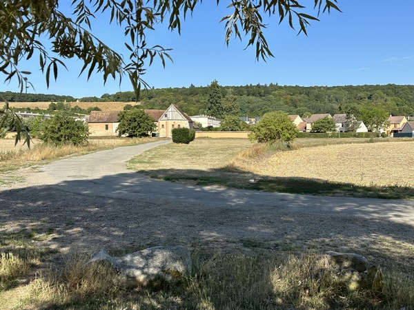 L'ancienne léproserie, la Maladrerie, est à 150 mètres devant nous. Inutile de pousser jusque là-bas, vous ne verrez qu'un mur de briques et de silex et une porte cochère fermée.&nbsp;
