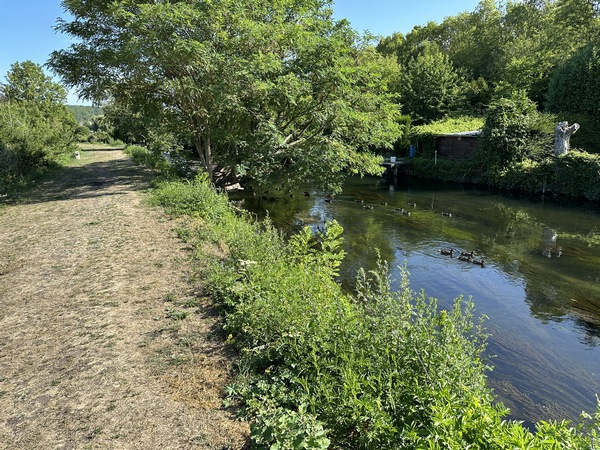 Nous suivons le délicieux chemin du Moulin de Saint-Pierre, le long de l'Iton.