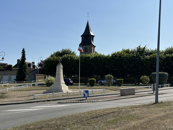 Nous retrouvons la place de l'Eglise.