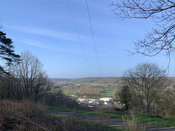 Une saignée de la ligne à haute tension dégage la vue sur la vallée de la Risle.