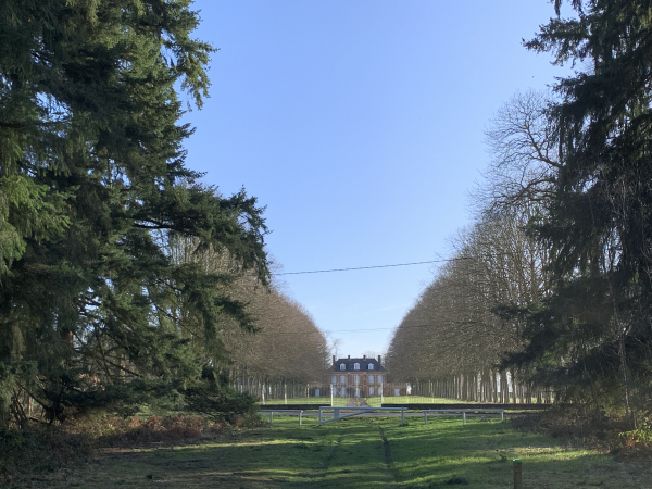 Derrière nous, on aperçoit le château de Bigards (XVIIIe). La seigneurie de Nassandres appartenait depuis le XIIe siècle à la famille de Bigards, mais le château seigneurial était dans la vallée, près de l'église.