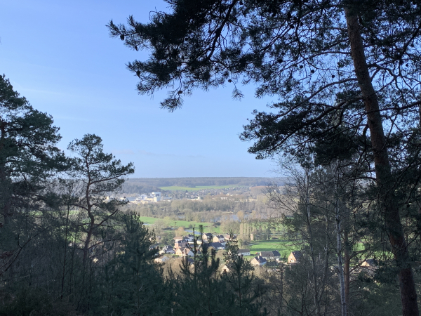Des ouvertures offrent de beaux panoramas sur la vallée de la Risle.