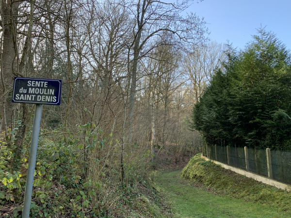 C'est la Sente du Moulin Saint-Denis qui va nous descendre dans la vallée. Le moulin Saint-Denis a été bombardé en août 1944. Le moulin a été détruit, son exploitant M Decroix, et son jeune commis sont morts dans l'incendie.