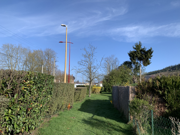 Le sentier parallèle à la D23 continue jusqu'au Chemin Ruaux (qui est une rue).