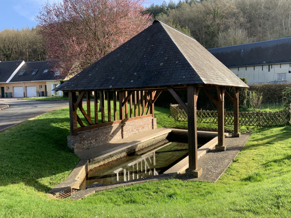 Notre boucle se termine, après l'ancien lavoir, nous allons rejoindre la mairie.