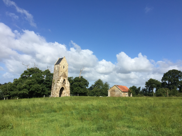 De l'ancienne église Saint-Louet de Trelly, il ne reste que cette tour. Elle était au centre de l'ancienne commune de Saint-Louet-sur-Sienne, rattachée à Trelly en 1794.