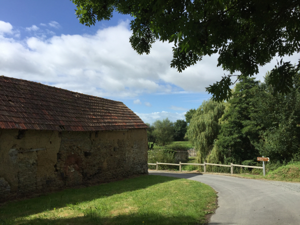 Nous rejoignons la Sienne, fleuve côtier fréquenté par les saumons qui le remontent pour se reproduire, et arrivons au Moulin de Sey. Construit avant la révolution de 1789 et démoli en 1957, il en reste quelques ruines. Une aire de pique-nique y est aménagée.