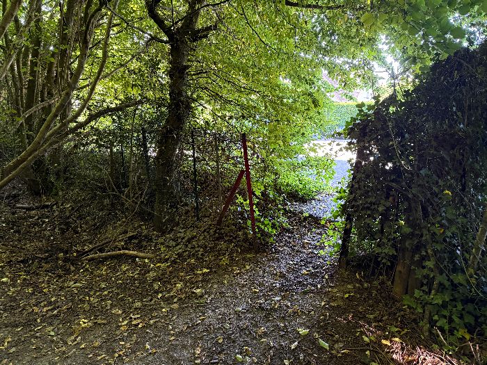 Je retrouve l'accès à la rue des Merisiers.