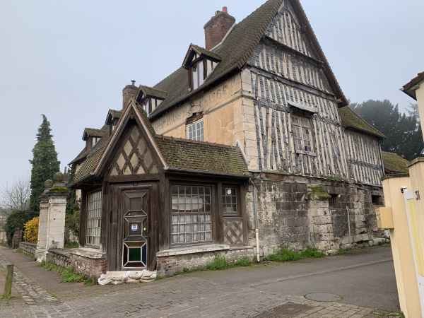 Nous partons de l'ancien relais de Poste Le Méridien, et montons la Cavée du May.