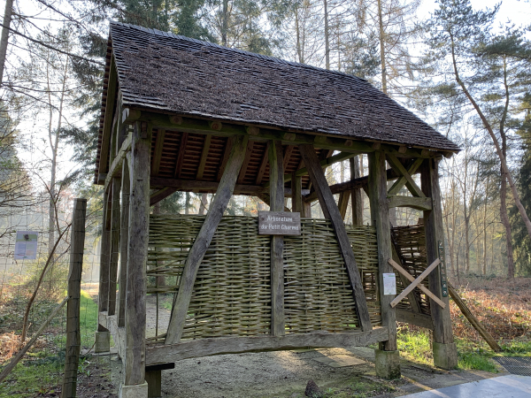 Entrée de l'Arboretum du Petit Charme. Un panneau nous informe qu'à la suite d'un coup de vent, le parcours de l'Arboretum est obstrué de chablis. Il n'y a pas de date indiquée pour sa réouverture.