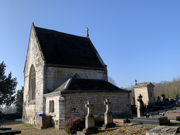 Ancienne église Saint-Jean-Baptiste. Il ne reste que le chœur de cette église dans le cimetière. Les propriétaires de la commanderie, la famille Michon, avaient obtenu de racheter ce chœur en 1902 pour en faire leur chapelle sépulcrale.