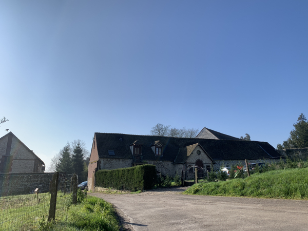 Un mur de cette propriété est le seul souvenir de la chapelle de la commanderie des Templiers de Sainte-Vaubourg. L'ancienne commanderie est maintenant le château Sainte-Vaubourg, non loin de là.