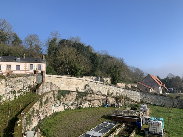 Bel escalier et vieux murs d'un jardin au pied de la colline du château de Sainte-Vaubourg.