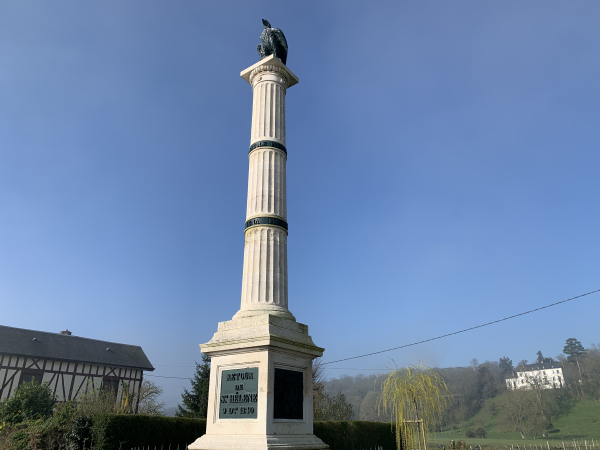 Nous arrivons en bord de Seine, à la Colonne Napoléon. Cette colonne a été érigée en 1844, en souvenir du transbordement du cercueil de Napoléon Ier du vaisseau Le Normandie au bateau à vapeur La Dorade n°3, lors du retour des cendres de l’empereur.