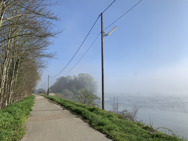 Nous marchons un peu le long de la Seine avant de rejoindre le centre de Val-de-la-Haye.