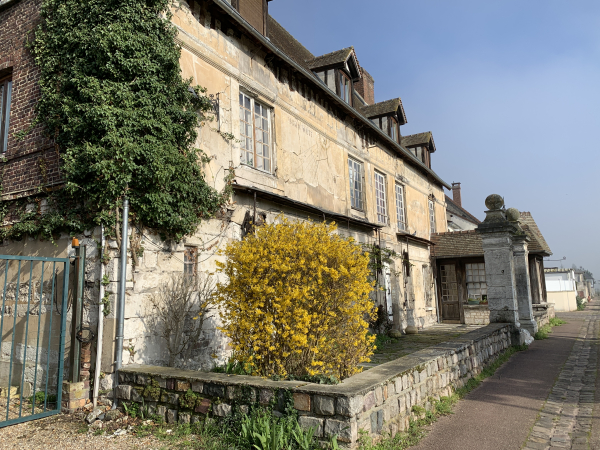 Nous voilà de retour au Méridien. Sur la façade on distingue encore "Hostellerie Le Méridien garage" et le dessin d'un cadran solaire avec l'inscription "Hora Ruit", l'heure se précipite.