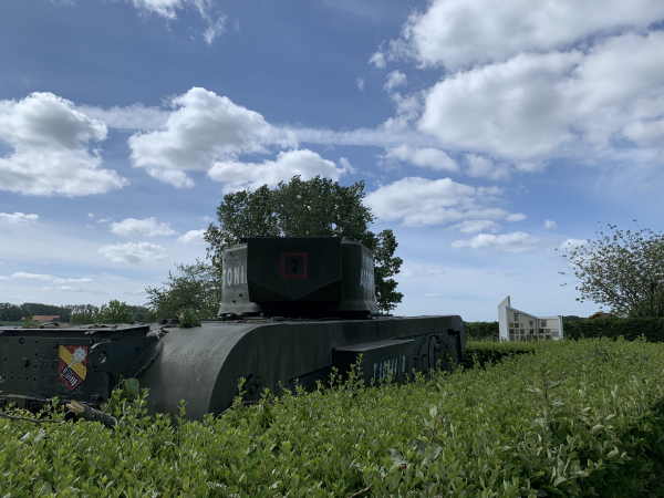 Nous arrivons au mémorial du Char Astonia, inauguré en 2000 en souvenir des batailles du 8 septembre 1944. Le char Churchill MKVII, a été offert par le musée des blindés de Bovington. Le mémorial expose également une passerelle d'assaut, les plaques des régiments concernés et les noms des disparus. (Voir les photos dans l'album)