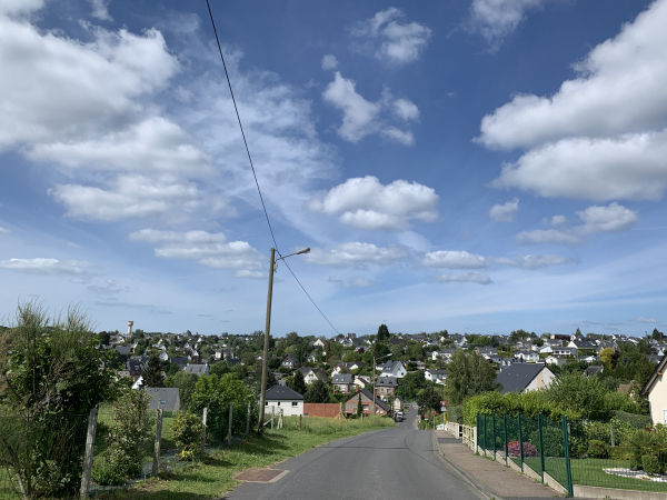 Nous descendons la colline de Fréville vers le centre de Fontaine-la-Mallet.