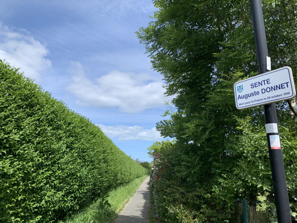 Nous retraversons le plateau dans l'autre sens et entrons dans Octeville-sur-Mer par la sente Auguste Donnet.