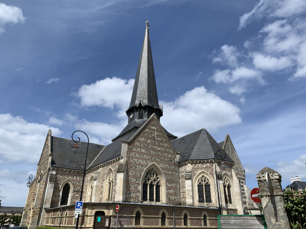 Nous voici de retour au pied de l'église Saint-Martin d'Octeville-sur-Mer.