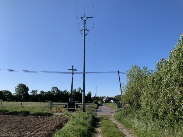 Après le hameau du Quartier de la Petite Forêt, nous traversons la plaine agricole. Le calvaire de la Croix de Vaux est un repère : ici il nous faut tourner à droite pour contourner le village du Faulq.