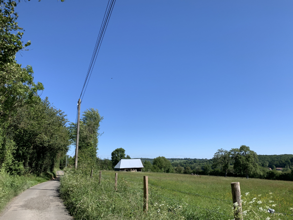 Nous sommes toujours sur ce plateau agricole. A notre droite, la vallée du Chaussey.