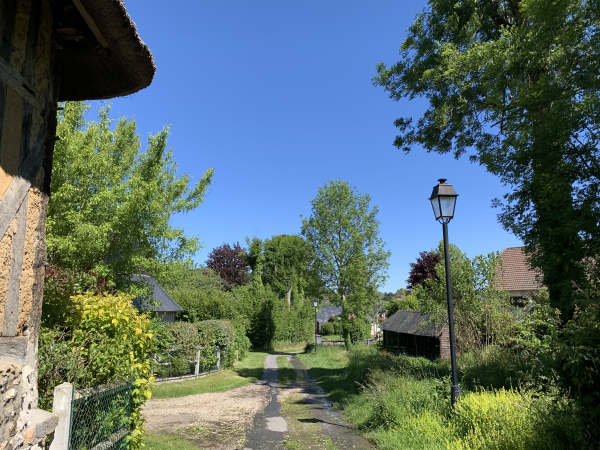 Nous entrons dans Blangy-le-Château par le chemin des Fontaines.