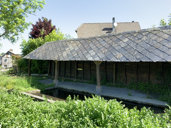 Le vieux lavoir du chemin des Fontaines. Blangy-le-Château est souvent cité comme un des plus beaux villages du Pays d'Auge, avec ses maisons à pans de bois, son auberge du Coq-Hardi (XVIe)...